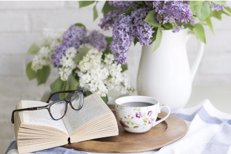 花と本と眼鏡