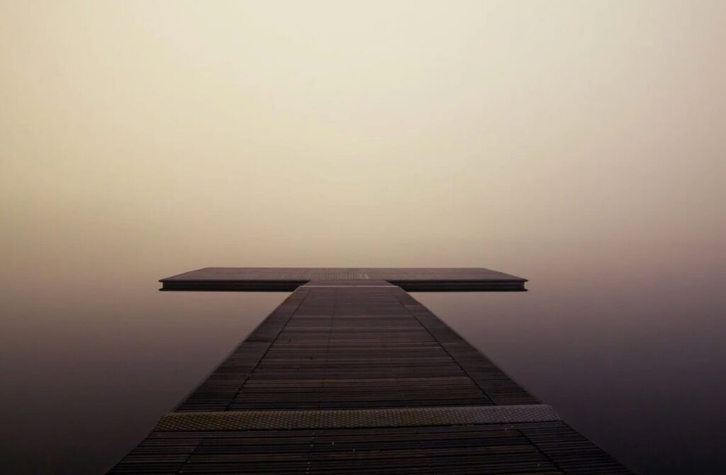 霧の中に浮かぶ橋