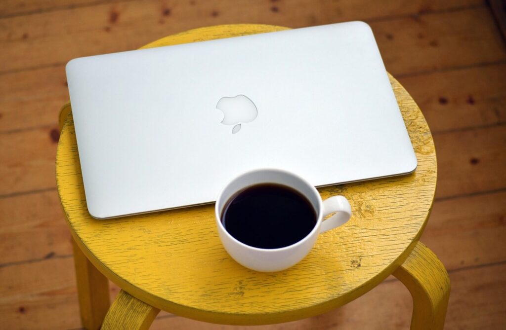 パソコンとコーヒー