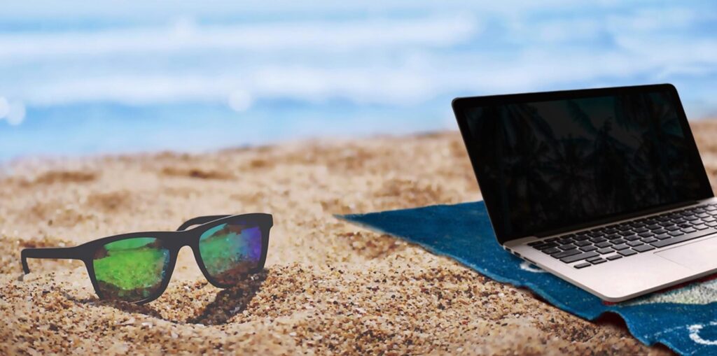 夏のビーチとパソコン