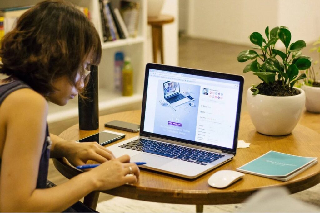 パソコンで勉強する女性