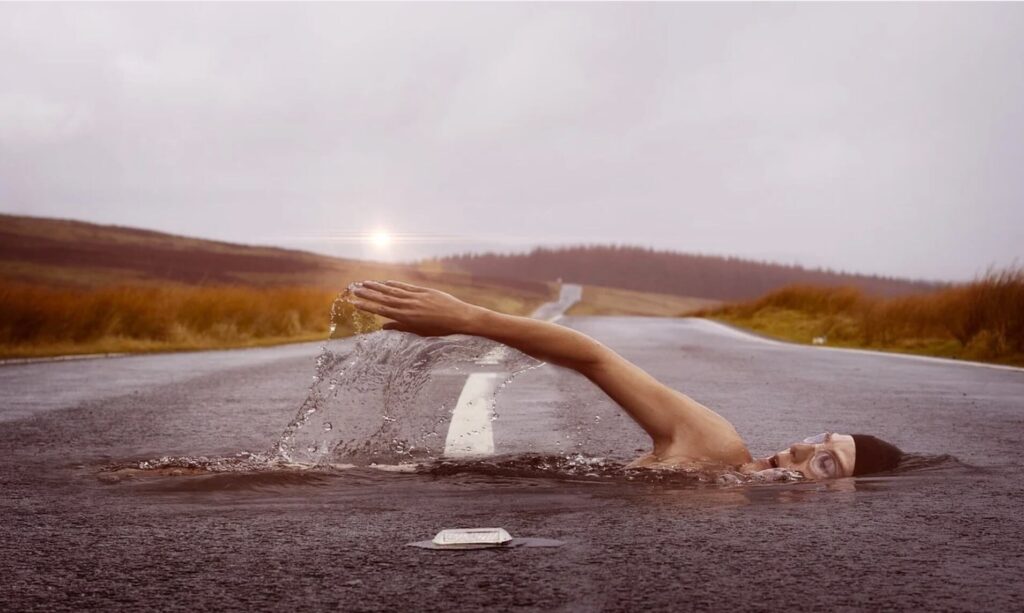 道路で泳ぐ人