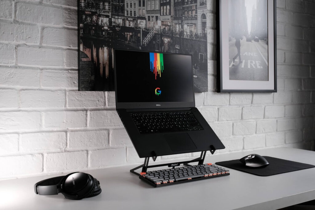 デスクトップ　黒のパソコン